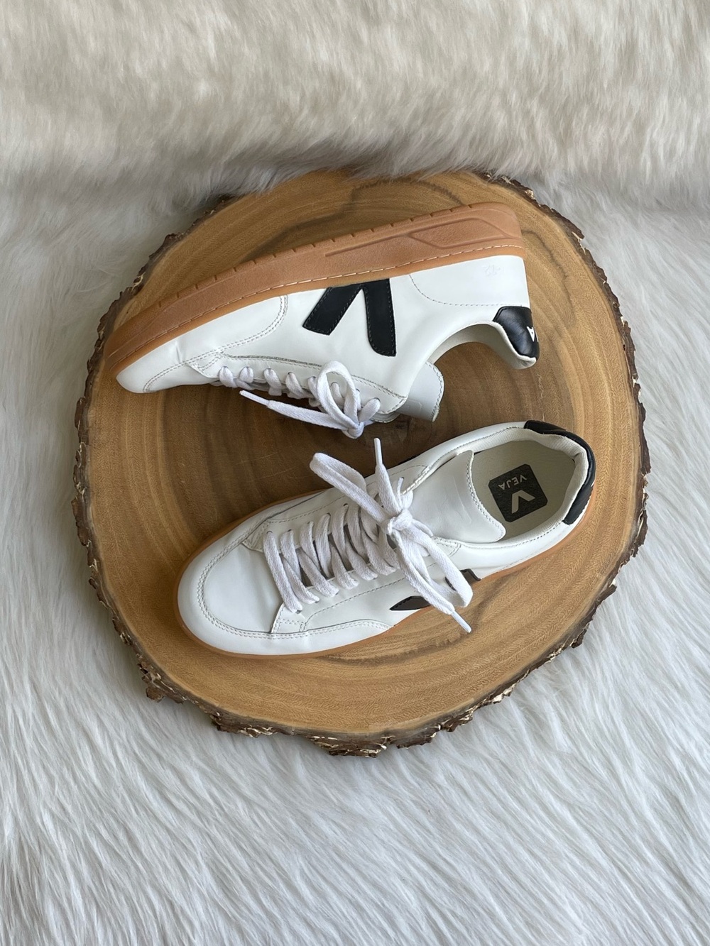 LIKE NEW Veja V-12 white leather sneakers - Picture 11 of 15